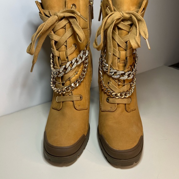 KARL LAGERFELD Lug Sole Cushioned Victoria Round Toe Zip-Up Leather Dress Bootie - Picture 2 of 14